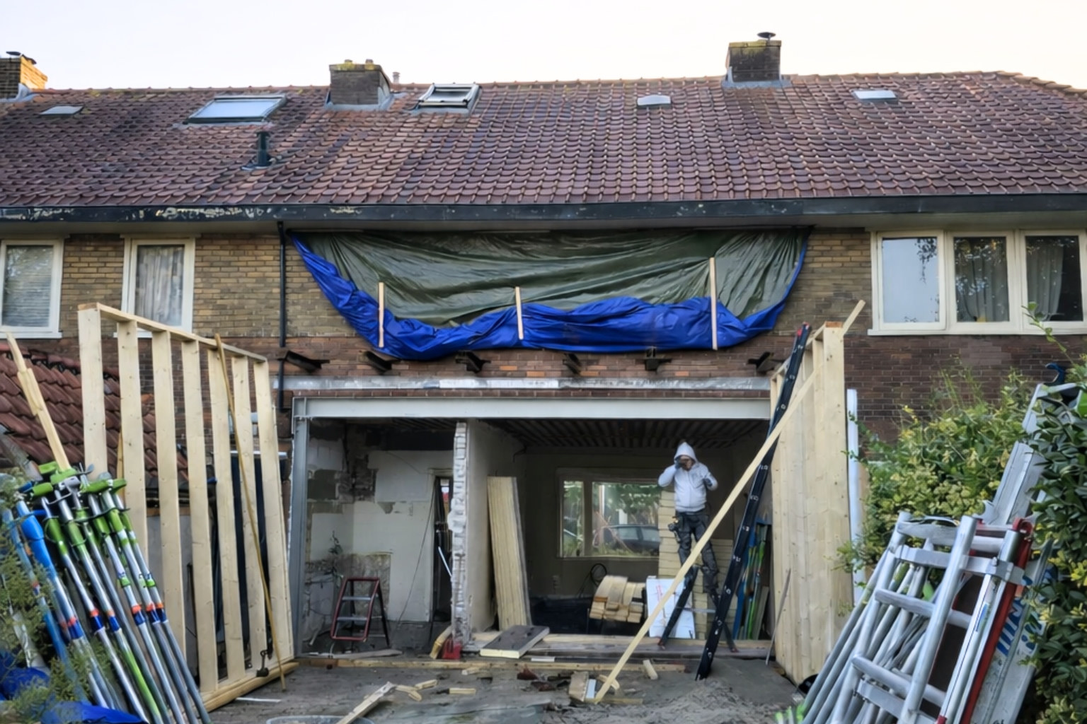 Bouwfase uitbouw Amersfoort, antraciet schuifpui geplaatst in houten constructie