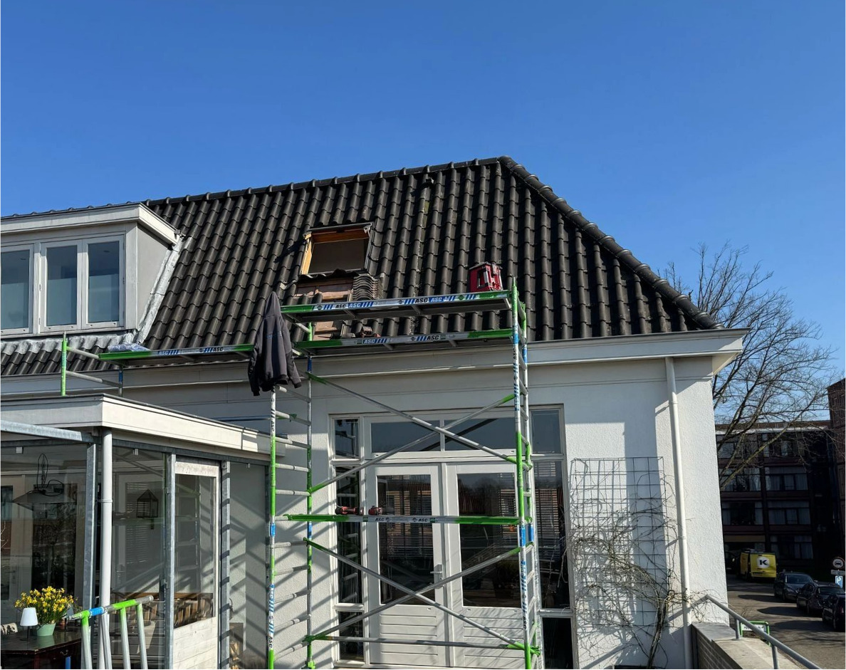 Bouwfase dakkapel, steigers aan zijkant van de woning tijdens plaatsing